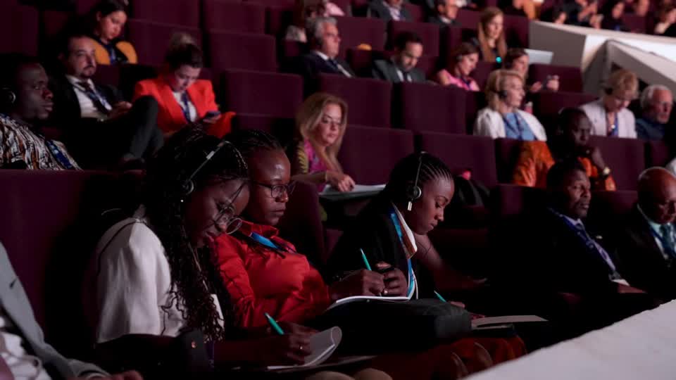 Public d'une conférence institutionnelle couverte par Festora